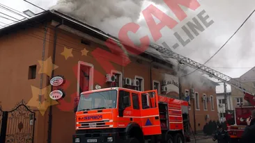 Incendiu puternic la o pensiune din Drobeta Turnu Severin, mai multe persoane au fost evacuate FOTO