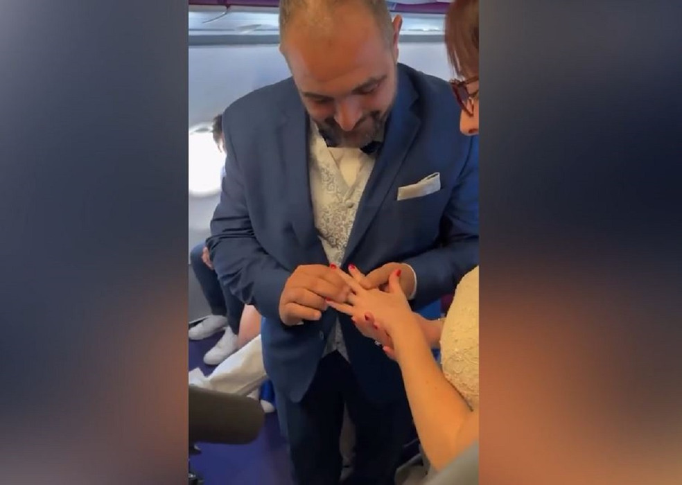 Nuntă inedită pe un zbor Wizz Air! Ivano și Federica și-au unit destinele în aer, pe 15 aprilie 2024. VIDEO