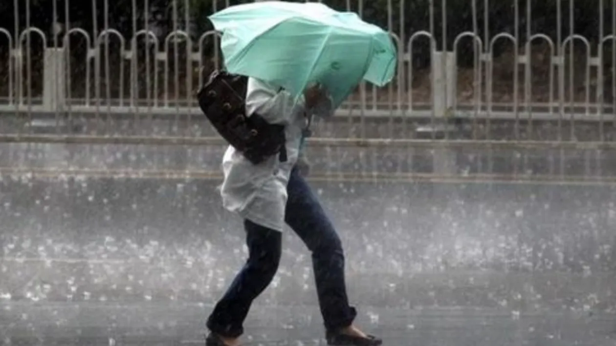 Vremea rea se menține. Cod galben de ploi și ceață în 12 județe ale țării