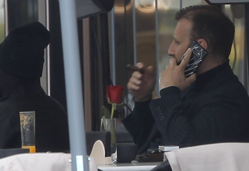Ionuț Brîncoveanu trage din trabuc și vorbește la telefon