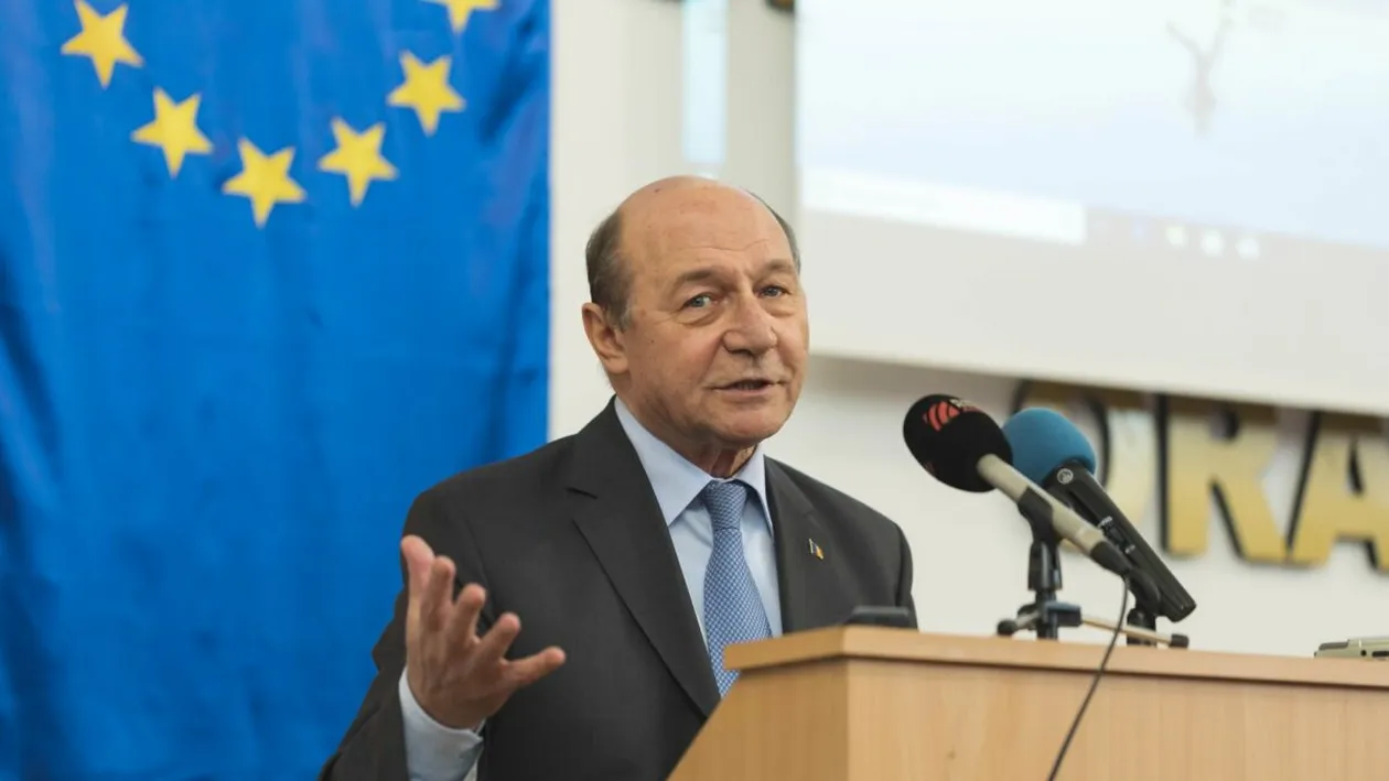 Traian Băsescu a răbufnit după ce a pus ştampila pe buletinul de vot! Ce s-a întâmplat la ieşirea din secţie