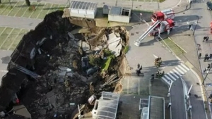 Imagini șocante! Mai multe mașini au fost înghițite de un crater uriaș, format în curtea unui spital din Napoli