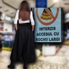 „Interzis accesul cu rochii largi”. Afișul care a stârnit controverse într-un magazin din România