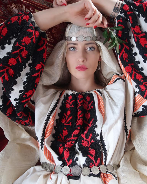 N-o să-ți vină să crezi cum arată Iulia Albu fără niciun strop de machiaj
