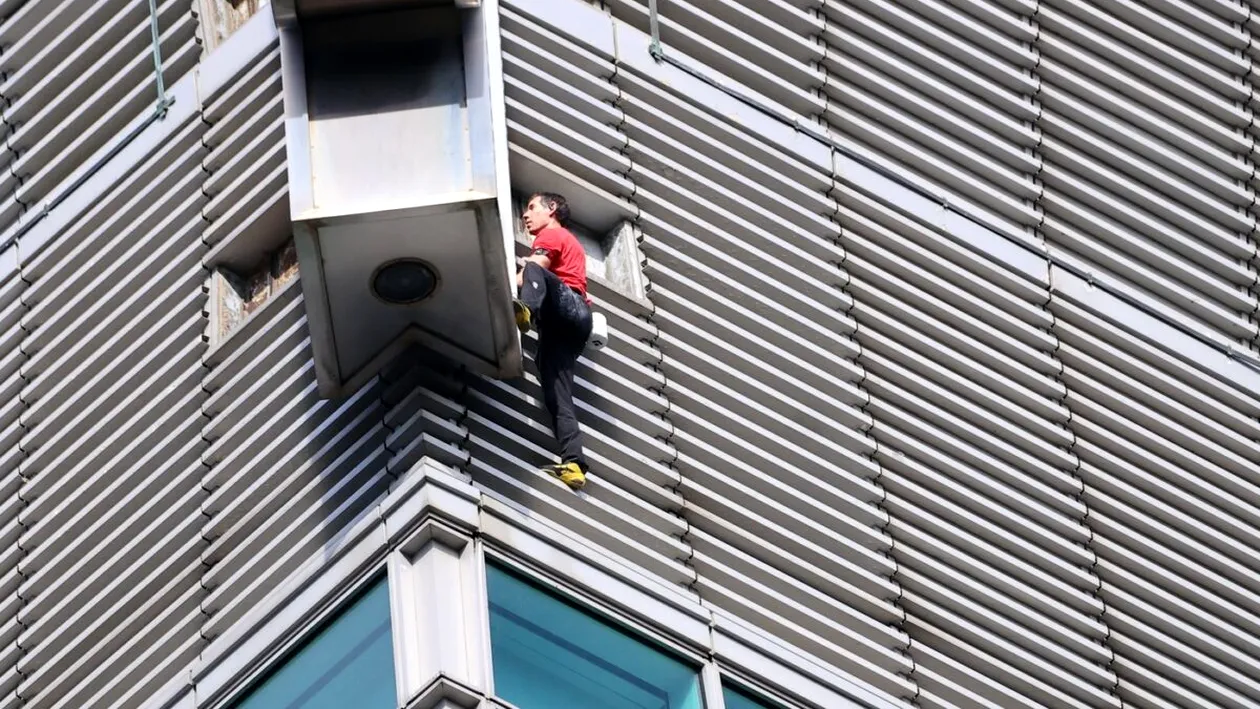 Risc extrem pentru o sumă jenantă! S-a cățărat fără corzi pe un zgârie-nori pentru Netflix, dar a primit mai puțin decât un jucător de baschet