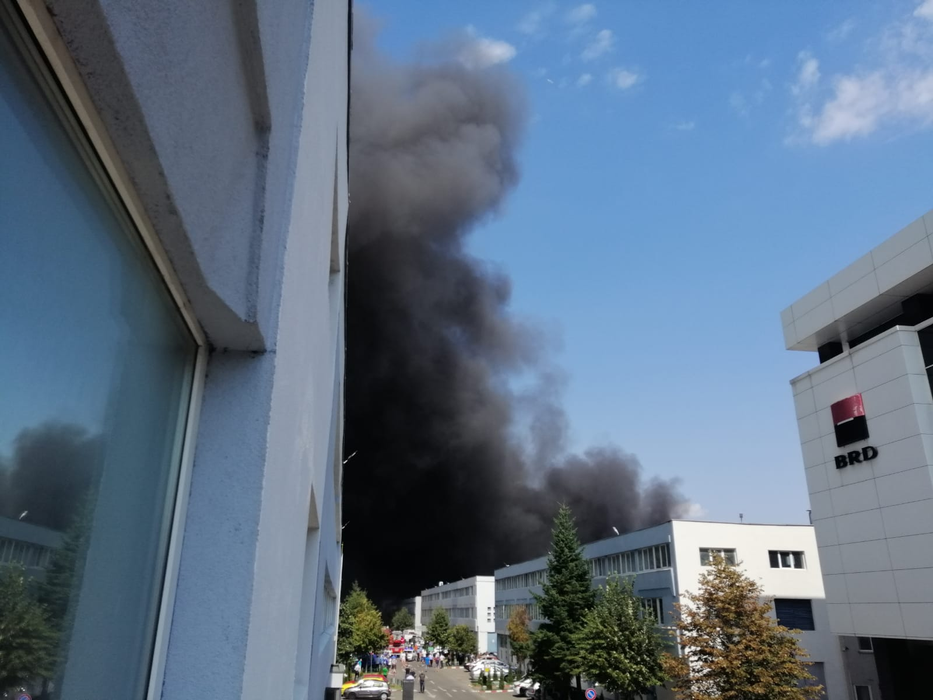 VIDEO. Incendiu puternic pe Strada Biharia din București. „Arde o hală, în întregime”. A fost transmis mesaj prin Ro Alert pentru protecția populației