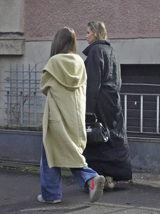 Iulia Albu are concurență chiar în familie! Mikaela a dat moda în Dorobanți, cu paltonul purtat de Gigi Hadid