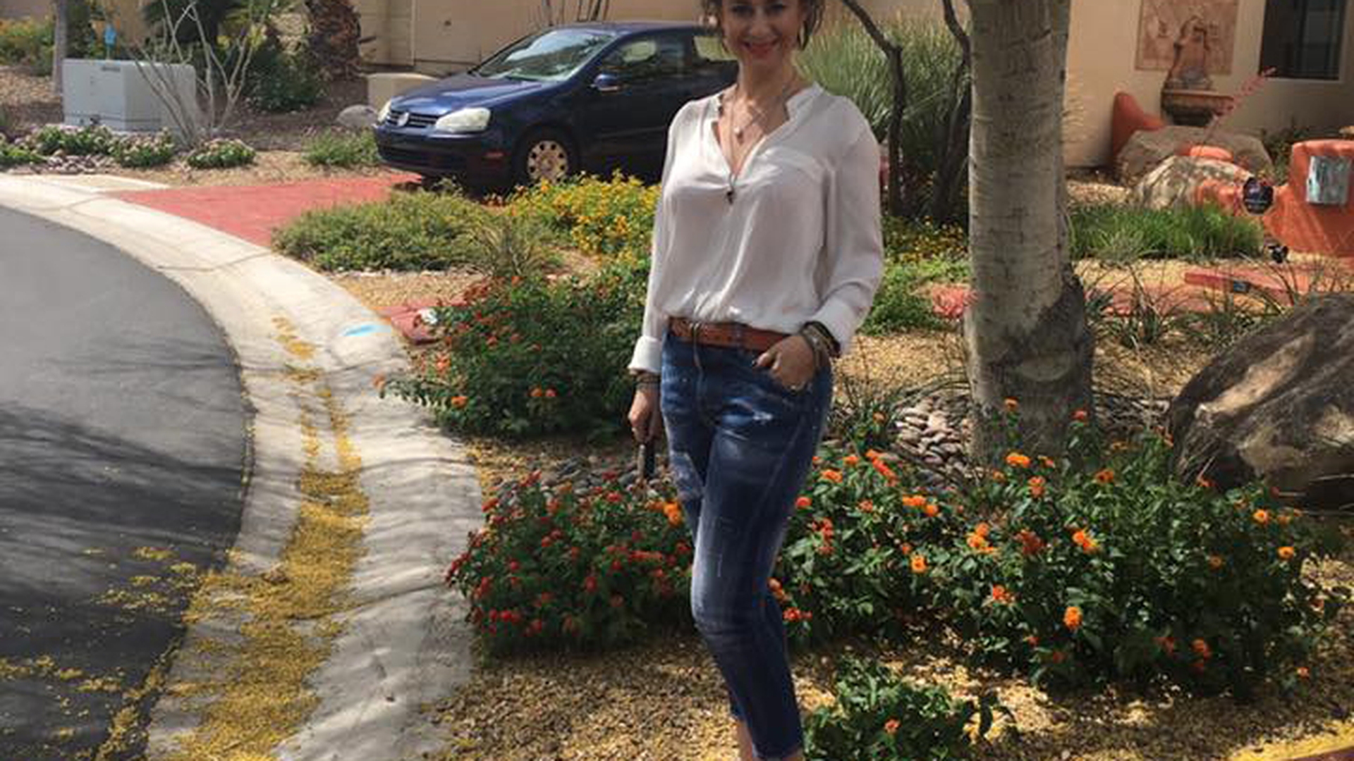 ANAMARIA PRODAN s-a pozat aproape goală în oglindă şi  a ''scăpat'' fotografia pe Facebook! Vezi cum arată impresara