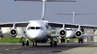 Aeroportul Roissy din Paris inchide temporar pistele, din cauza ninsorii abundente