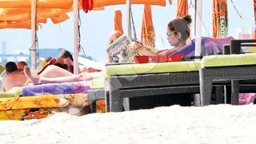 Cristina Spatar nu se desparte de CANCAN nici pe plaja