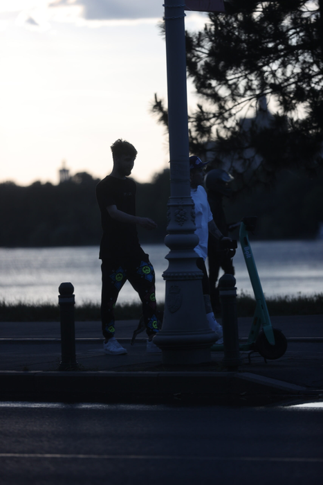 Lino Golden și-a scos cățelușul la plimbare, în parcul Herăstrău (Foto: CANCAN.RO)