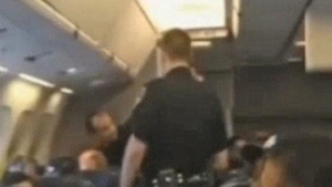 Gestul banal al unei pasagere i-a făcut pe piloti să aterizeze de urgenţă si să o dea jos! Cum a reusit să-i scoată din sărite