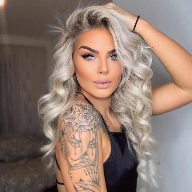 Emily e blonda care face "ravagii" pe Instagram! Poartă lentile de contact și are gene false și nu lasă nimic să-i scape! 