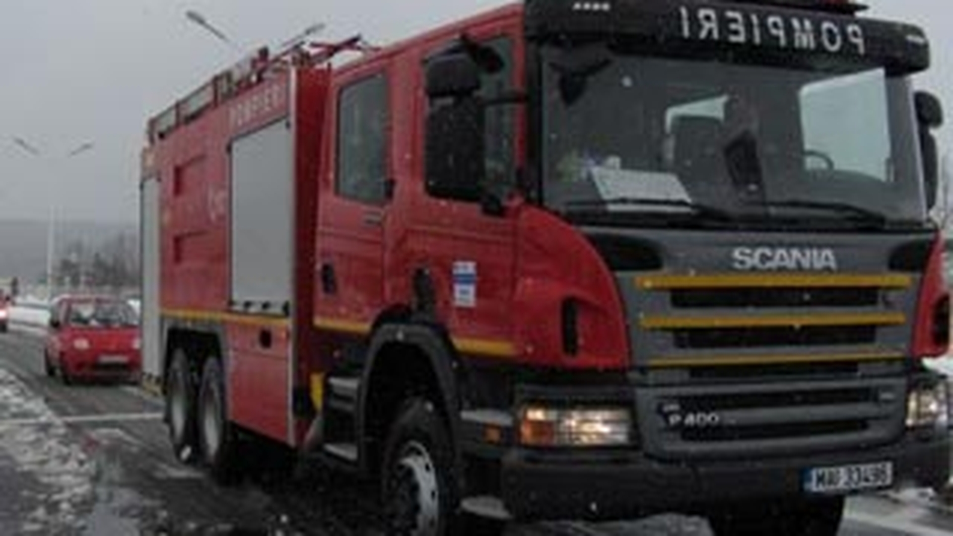 O hala de mase plastice din Timisoara a fost cuprinsa de flacari