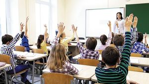 Pentru a încheia mediile elevilor, profesorii vor trebuie să fie prezenți fizic la școală