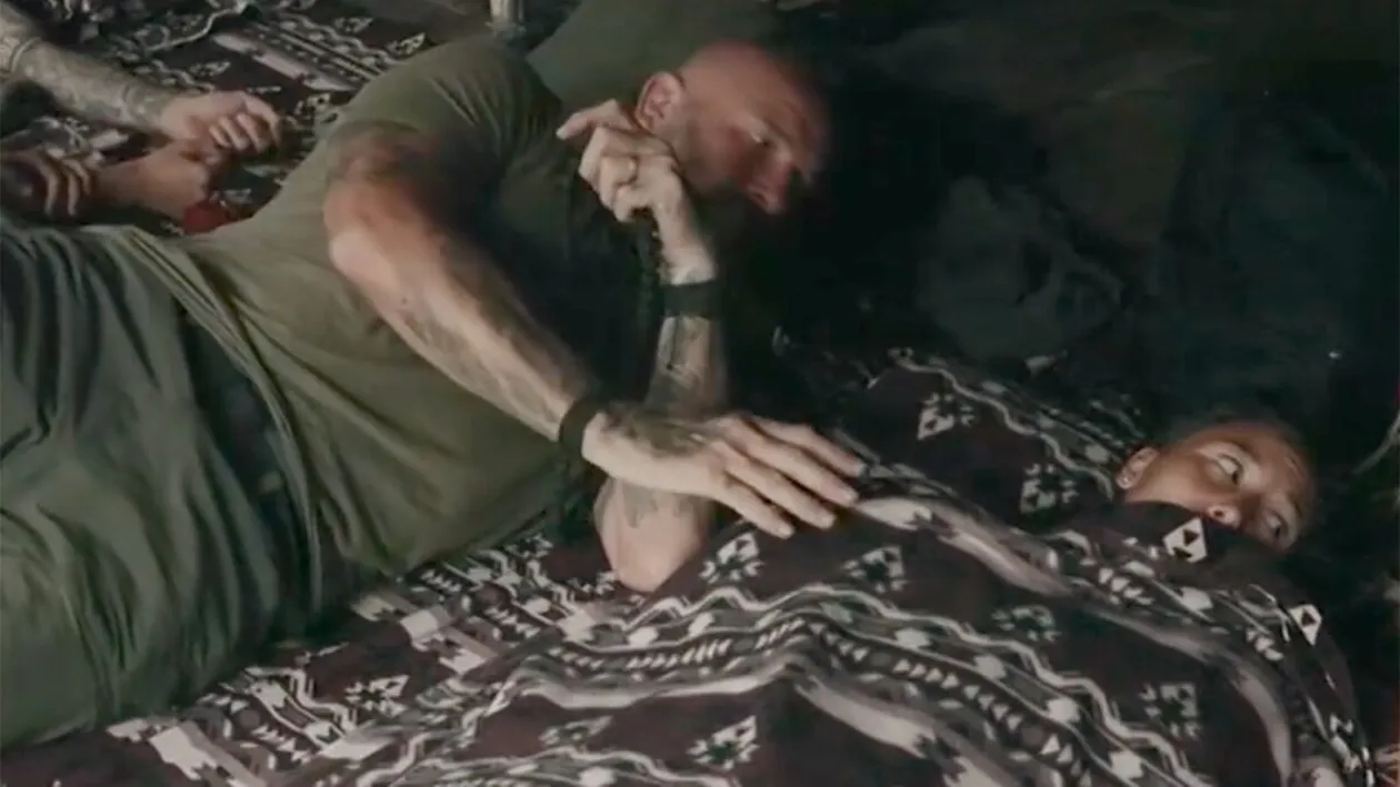 De ce dorm Ștefania Stănilă și Cătălin Zmărăndescu unul lângă altul, la Survivor. Jador i-a dat de gol