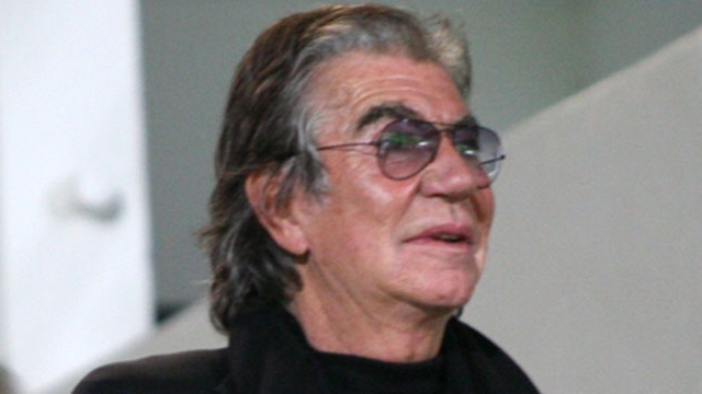 I s-a "trezit" apetitul la plaja! Atarna pielea pe el, dar umbla numai cu bunaciuni! Roberto Cavalli, in cea mai jenanta ipostaza
