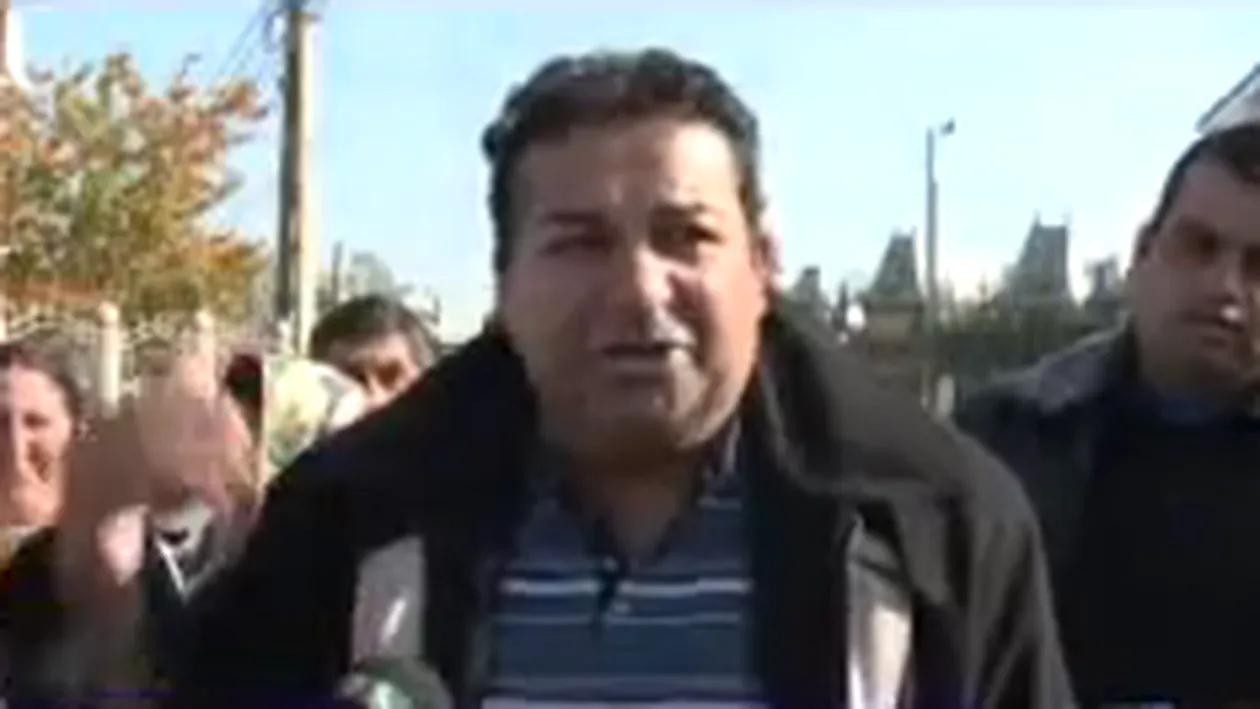 Romii din Pocoava au făcut zob Statuia Libertăţii! S-au enervat că i se rupsese un braţ şi au fărâmiţat-o cu barosul