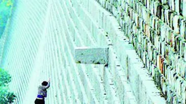 Ca sa nu plateasca taxa de intrare. A escaladat peretele unui castel