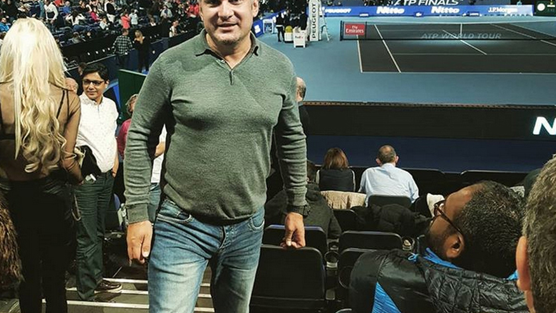 Adi de la Vâlcea şi-a isterizat fanii cu pătreţelele de pe abdomen! Cântăreţul a făcut publice imaginile