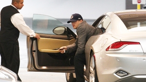 Ashton Kutcher are "Karma" buna! Vezi cu ce bijuterie s-a dus la o petrecere!