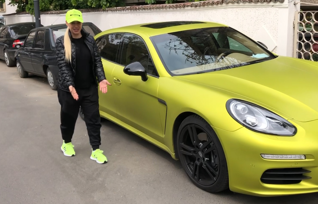 Anda Adam și-a ”asortat” bolidul de lux cu adidașii și șapca!