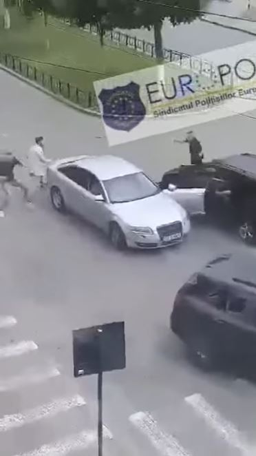 Scene extrem de violente în Craiova, unde două clanuri s-au bătut în trafic cu bâte și cuțite! Mai multe persoane au ajuns la spital