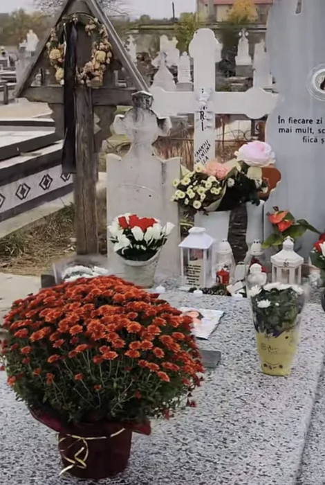 Ce a apărut la mormântul Valentinei, la o lună după ce s-a stins din viață. Ce scrie pe cruce
