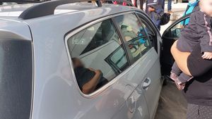Panică pentru doi părinți. Au uitat cheile și copilul în mașină. Autoturismul s-a blocat