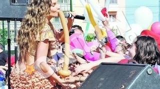 Annei Lesko ii place sa cante la... doua microfoane