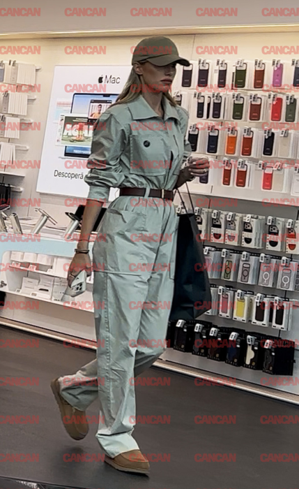 Gabriela Oțil la un retailer Apple
