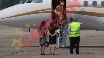 Andra si Maruta, asteptati cu limuzina la scara avionului