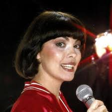 Mireille Mathieu este grav bolnavă! Povestea uluitoare a fermecătoarei artiste