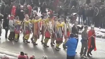 ANUL NOU 2018 pe rit vechi: Cum este sărbătorit în Bucovina! Urătorii cântă şi dansează pentru a întâmpina noul an cu voie bună | VIDEO