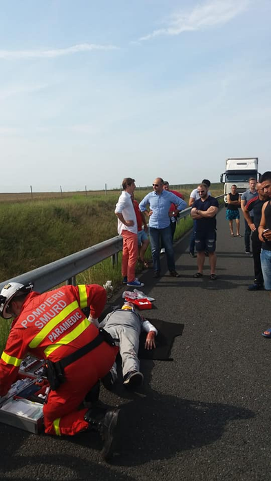 Povestea eroului de la SMURD: ”Riscă enorm, traversează printre mașinile ce mergeau pe acel sens cu 120 km/h, sare balustrada, se aruncă în genunchi”