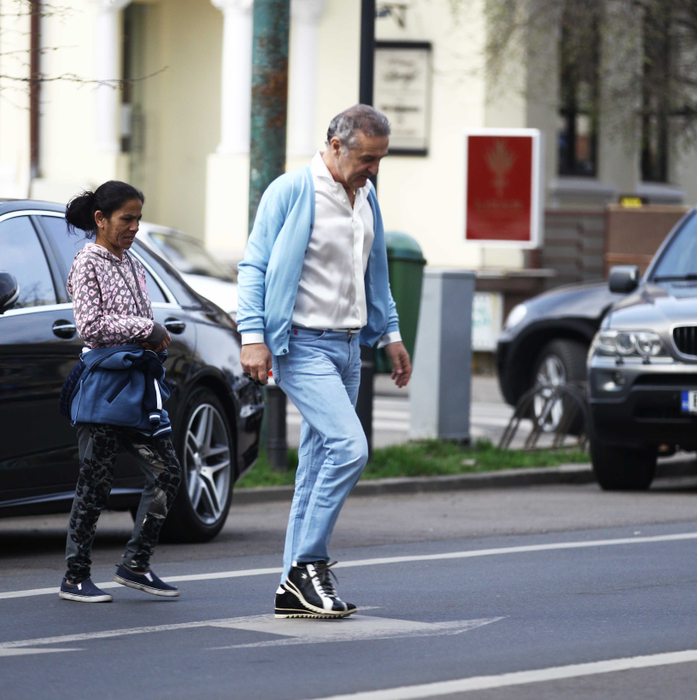 Gigi Becali și-a parcat luxosul Maybach în stația de autobuz