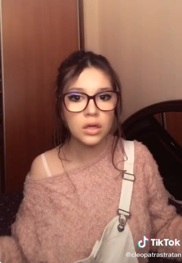 Cine ar fi crezut. Cleopatra Stratan o urmărește cu atenție pe Vulpița, iar când e singură în cameră o și imită VIDEO