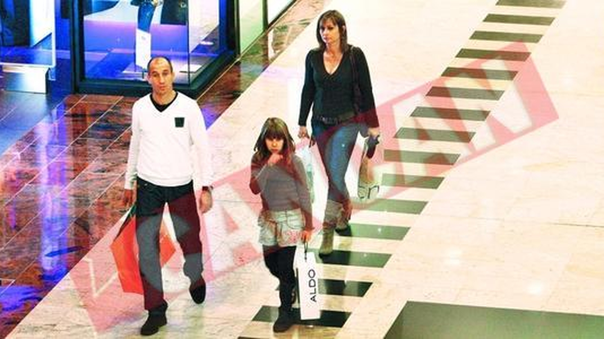 Ilyes a iesit cu sotia si fetita la cumparaturi