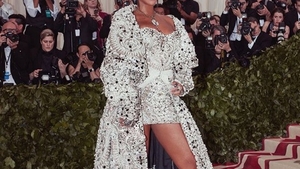 Rihanna, îmbrăcată ca femeia-papă pe care Vaticanul nu a avut-o vreodată