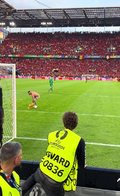 Ce a făcut un spectator român, în pielea goală, după ce a intrat în teren: „Ia, bă, adidasu'”. Imagini virale de la meciul României!