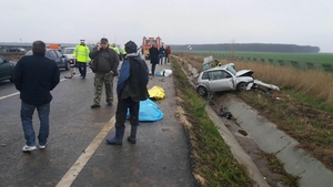 FOTO. Carnagiu pe o şosea din Dolj. Două femei au murit, alte două persoane au fost grav rănite, într-o ciocnire frontală