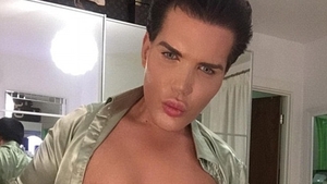 A fost la un pas să rămână fără nas, însă acum a revenit pe TV! Rodrigo Alves, bărbatul care a 43 de operaţii estetice, a venit în România şi a spus totul despre drama lui
