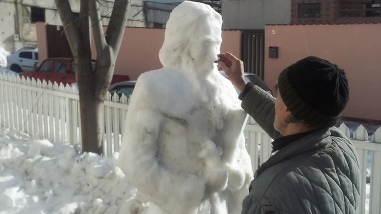 S-au inchinat toti enoriasii cand l-au vazut! Ce-au putut sa faca in curtea bisericii, din zapada, consilierii unui preot!