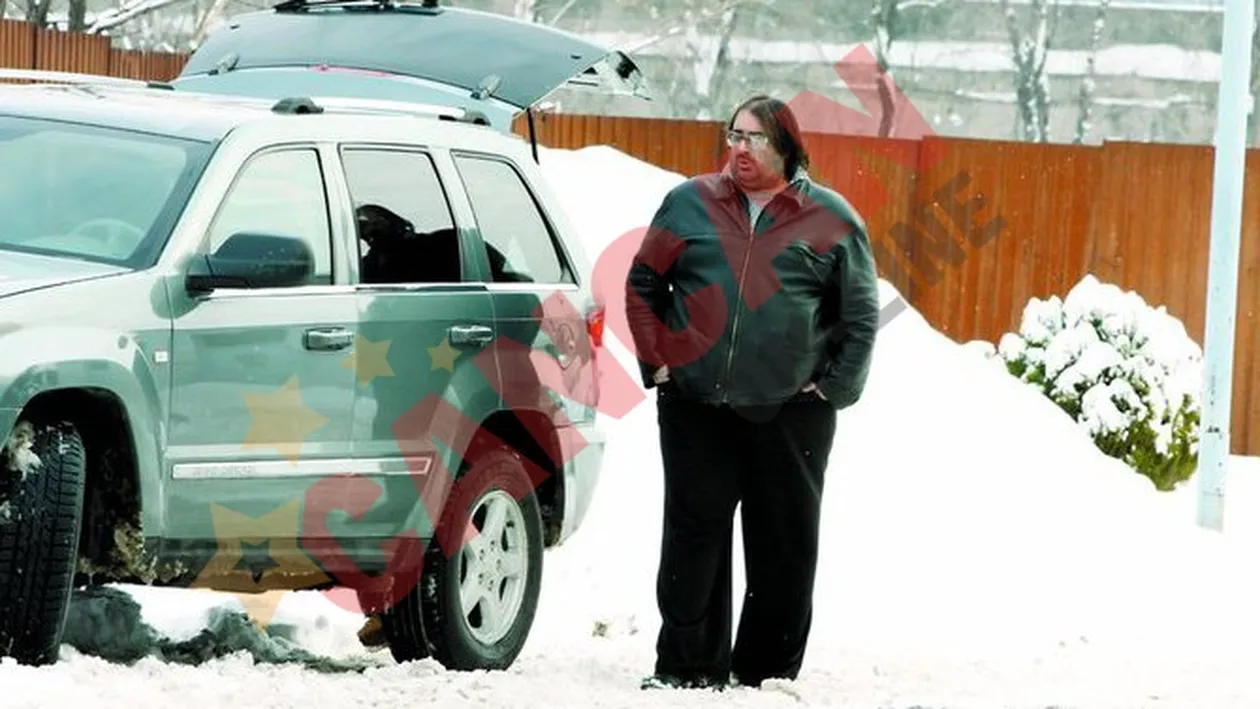 Isi repara jeepul la benzinarie!