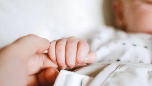 Halucinant! O tânără și-a vândut copilul pentru șapte mii de euro. Ce pedeapsă a primit femeia