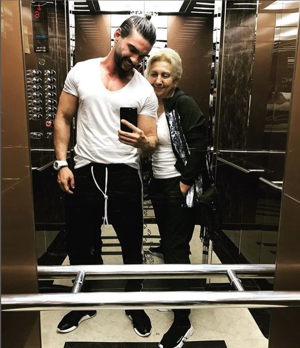 Dorian Popa îi alimentează cardul mamei sale (Foto: Instagram)