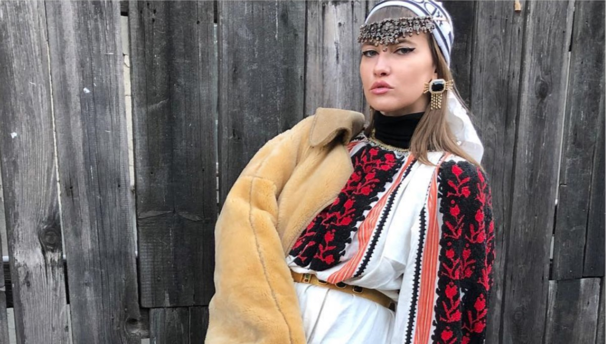 Iulia Albu a spus, în sfârșit, adevărul despre găina cu care a tot apărut la petreceri