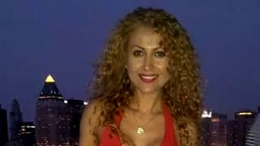 Anamaria Ferent, sexy de Ziua Independentei. A admirat focul de artificii de la etajul 44 al unui bloc din New York!