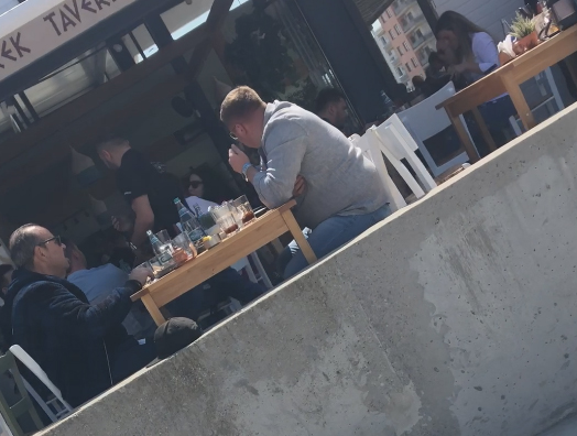 Cristian Popescu Piedone ia masa cu un prieten, la Mamaia