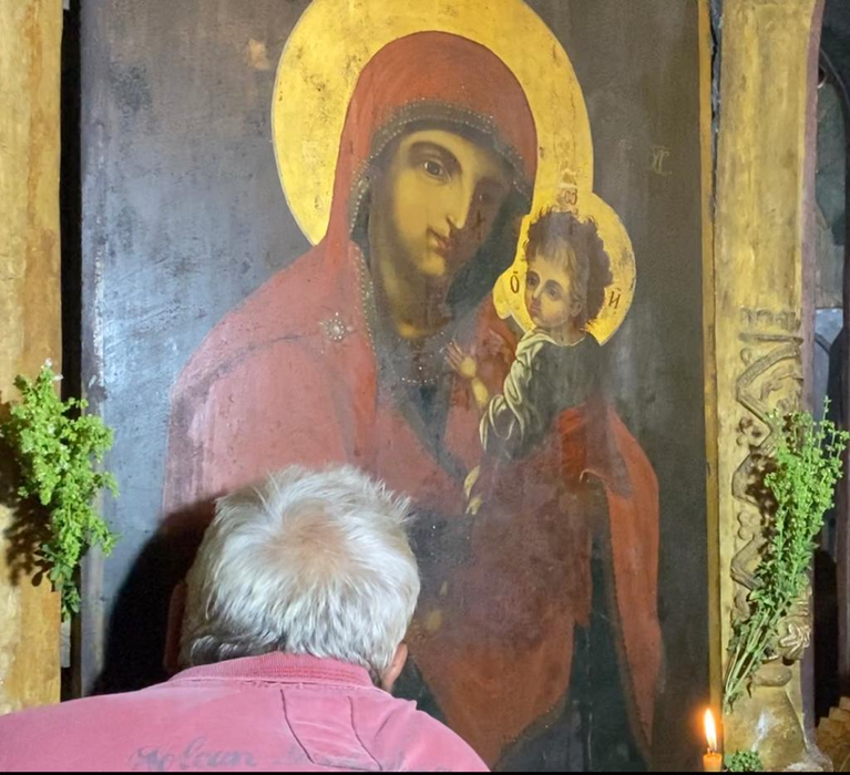 Oamenii se roagă la icoana pe care o consideră făcătoare de minuni